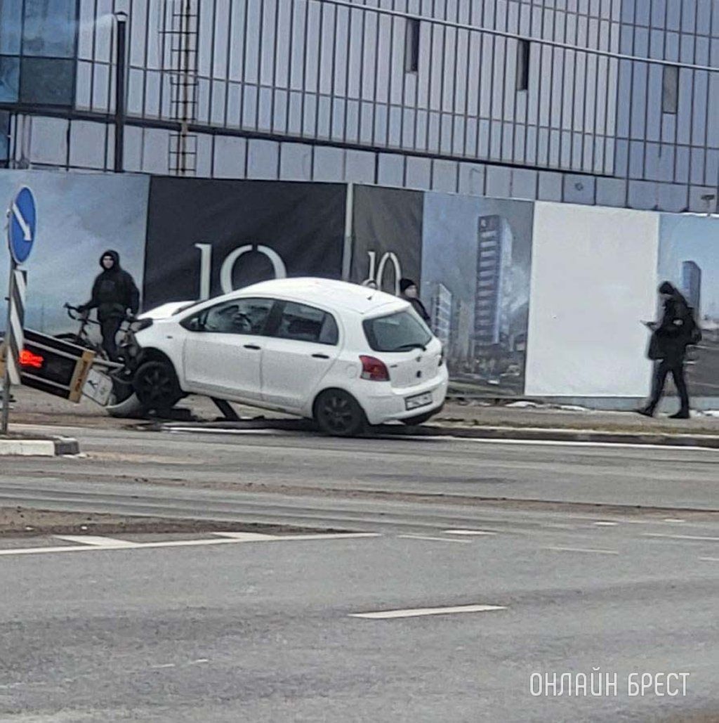 Очевидец: В Бресте на перекрёстке Варшавское шоссе - Махновича произошло ДТП