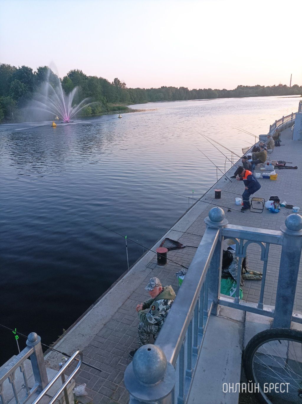 Очевидец: Набережная Бреста притягивает рыбаков :)