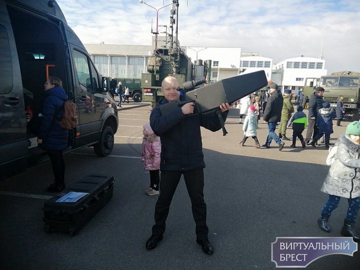 Выставка вооружения, военной и специальной техники Брестского гарнизона прошла у «ледового»