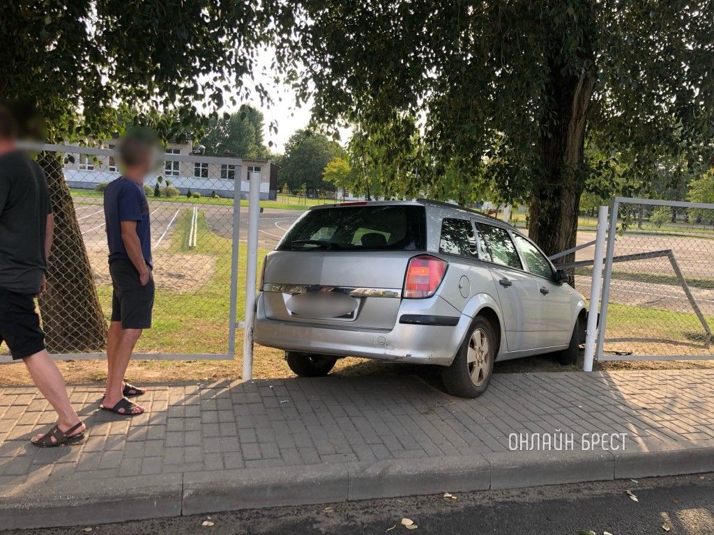 Читатель: Фото с места ДТП, которое произошло сегодня в Бресте. У человека было лицо в крови