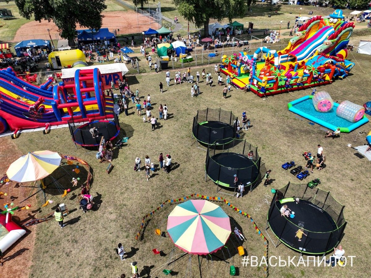 Смотрите, что сейчас происходит возле Ледового дворца Бреста