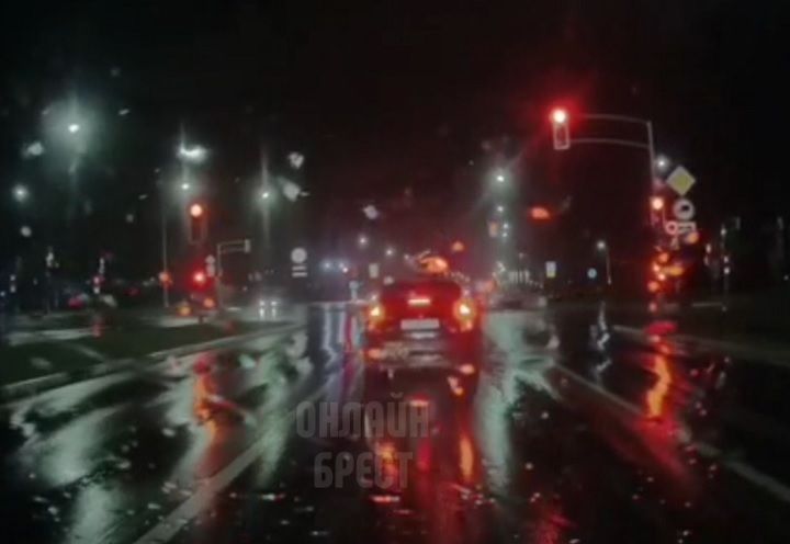 Читатель: Жесть! А могло произойти серьёзное ДТП. Видео снято в  Бресте