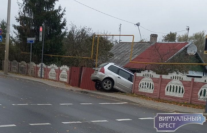 Читатель: Вчера в Кобрине произошло непонятное ДТП. Как думаете, что случилось? Уснул? Отвлёкся? Подрезали? Или?