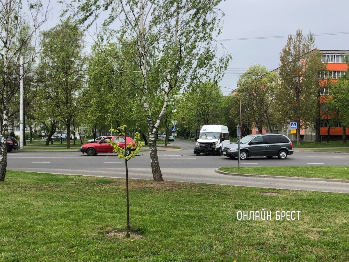 Читатель: В Бресте сегодня произошло жестко ДТП с участием маршрутки и легковушки