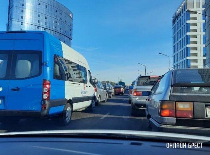 Читатель: В Бресте на Махновича ужасные пробки. На зелёный сигнал светофора успевает проехать максимум 3- 4 машины