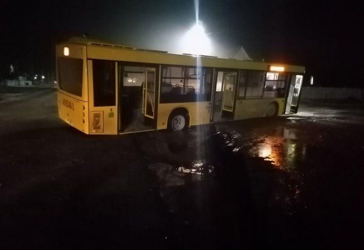 Опасные ямы: в Пинске второй раз за день автобус сел на мель