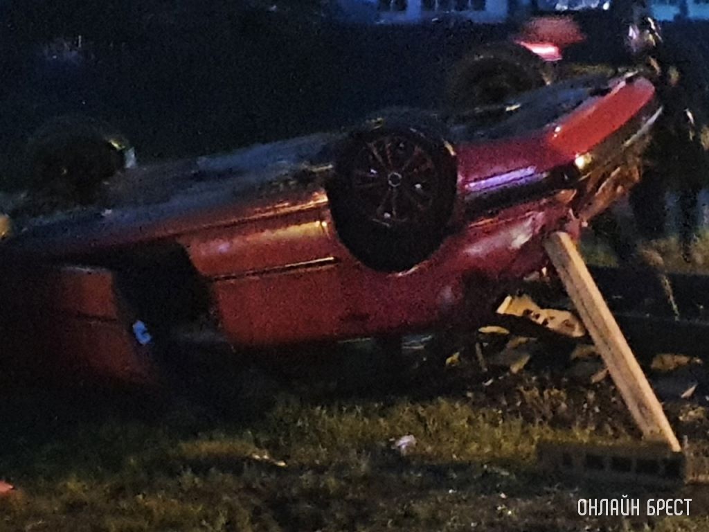 В Бресте на Красногвардейской перевернулся автомобиль. На месте происшествия работают экстренные службы