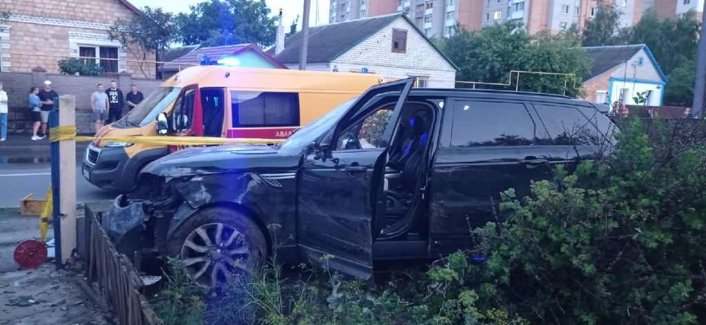 В Пинске автомобиль Range Rover попал в серьёзное ДТП