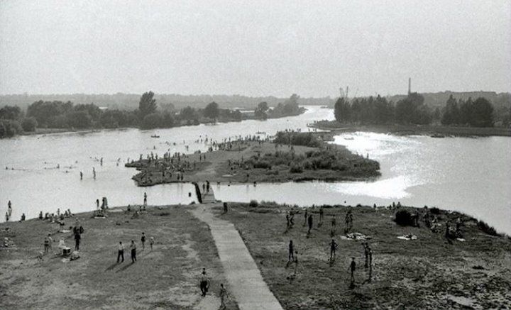 Наплавной деревянный мост между островками на реке Мухавец в Бресте. 1970 год