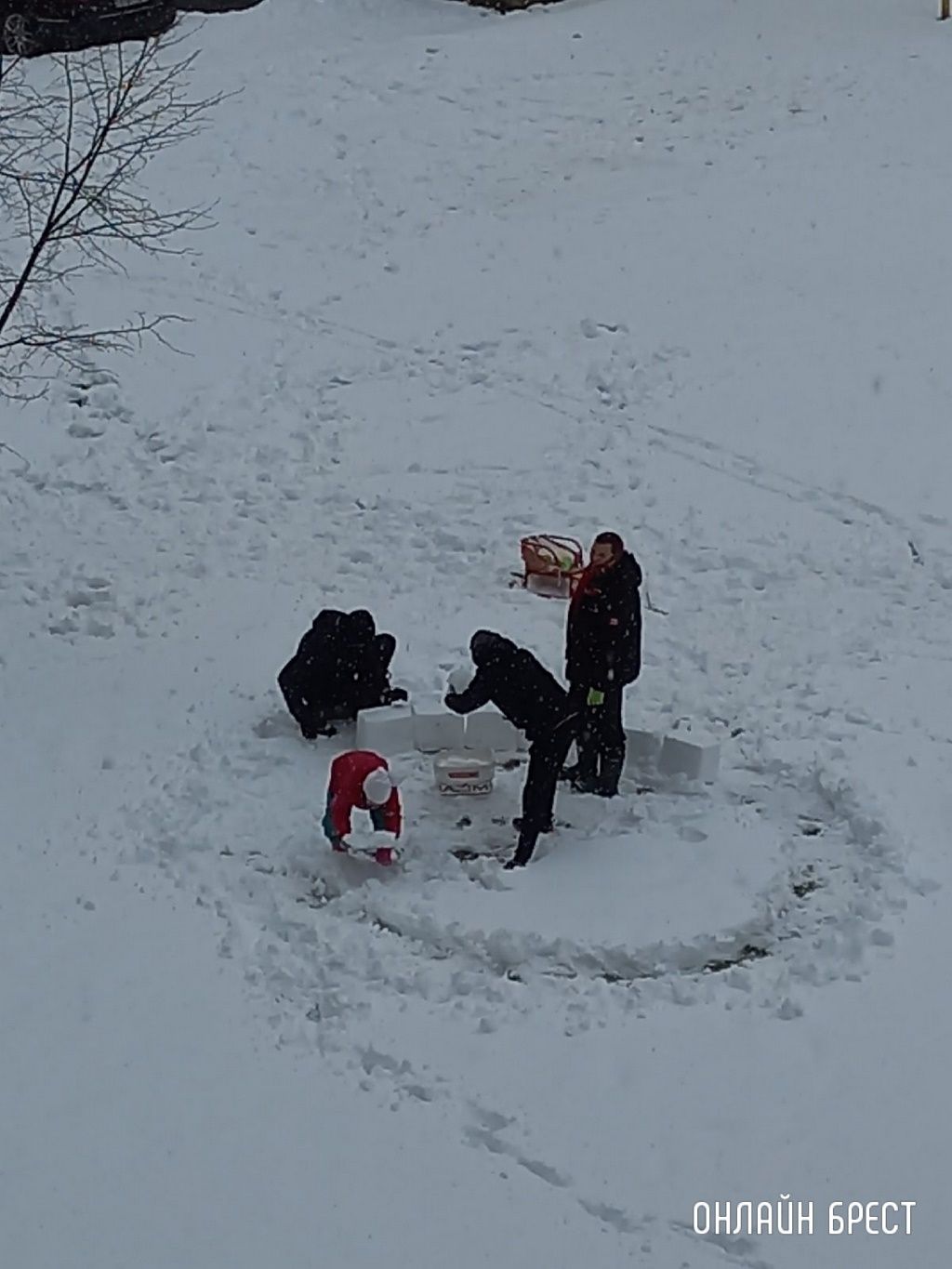 Читатель: Вот такую красоту вчера в течении дня строили в одном из дворов Бреста. Получилось очень круто, молодцы строители!