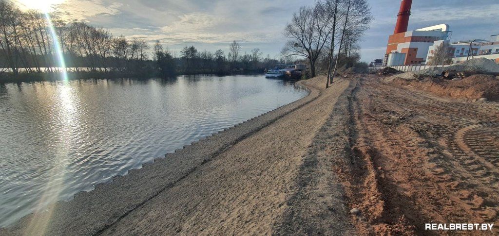Фотопрогулка по строительной площадке нового участка набережной в Бресте