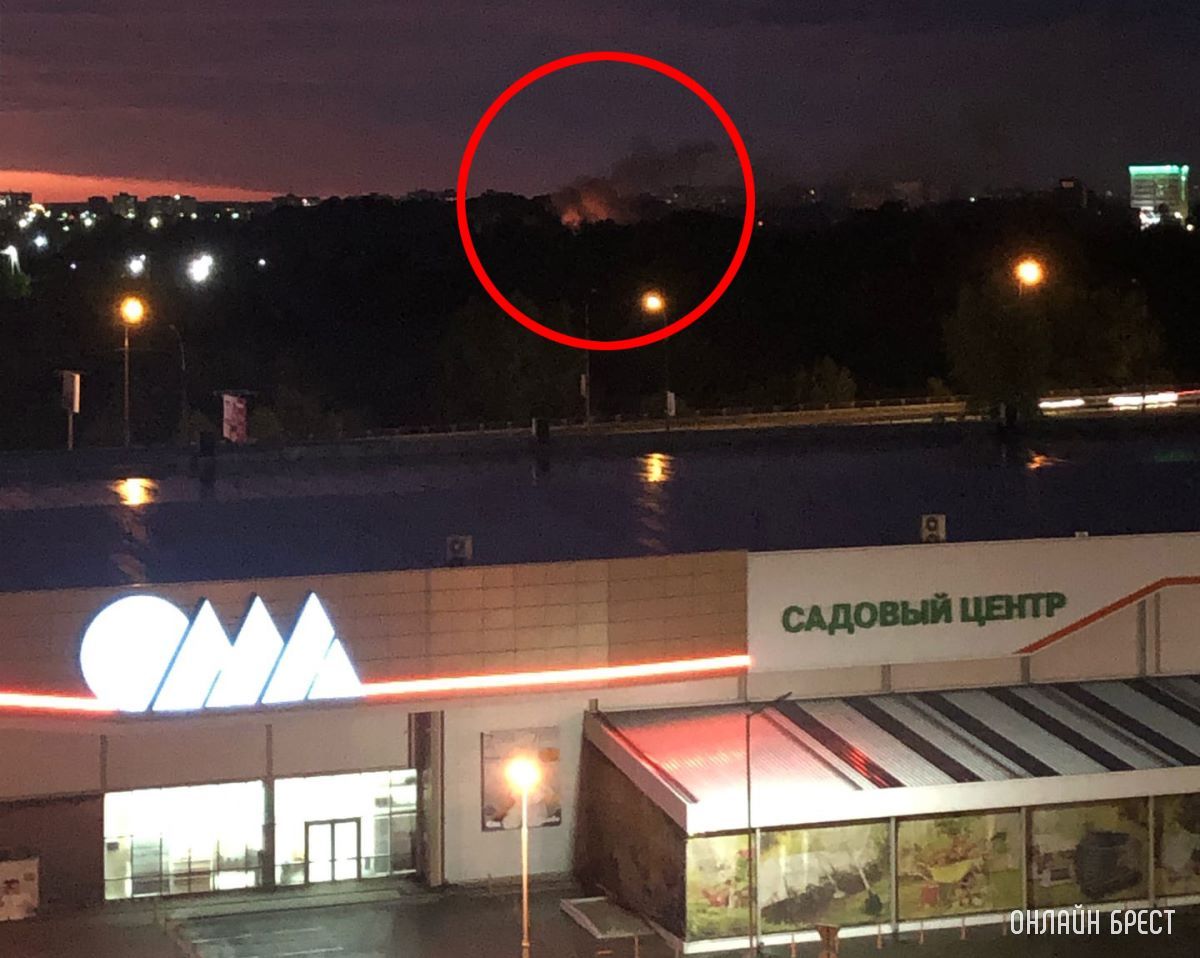 Снимала закат в Бресте и увидела, как вдалеке что-то страшно горит