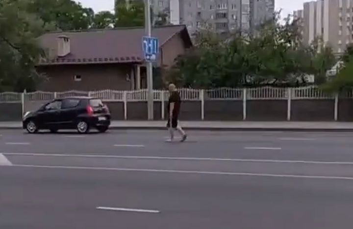 На дорогах Бреста. Мужчина как ни в чем не бывало идёт по проезжей части