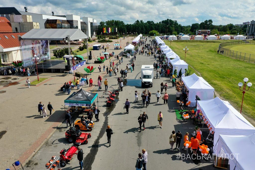 В Бресте возле Ледового проходит выставка-ярмарка «Садовый маркет»
