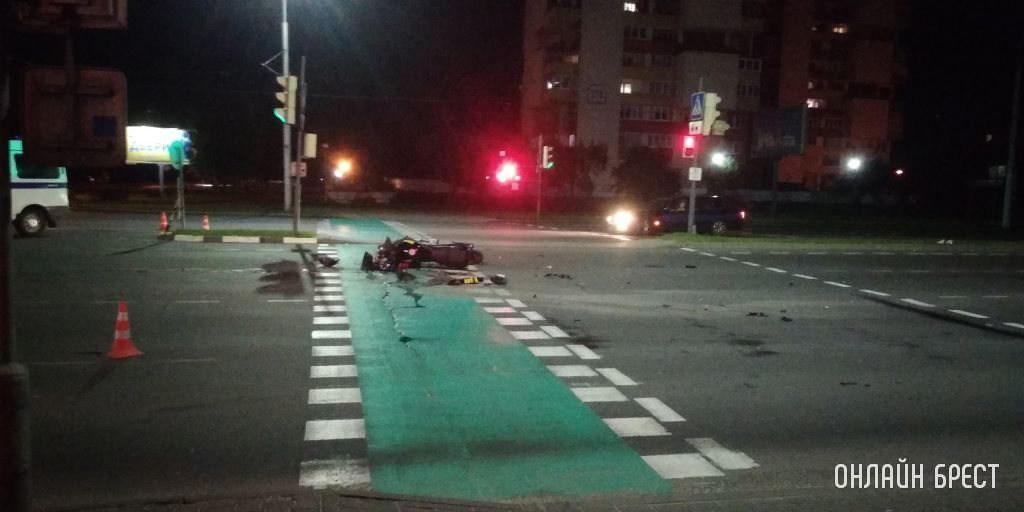 Как всё было. Видео вчерашней жесткой аварии в Бресте, когда мотоциклист врезался в такси