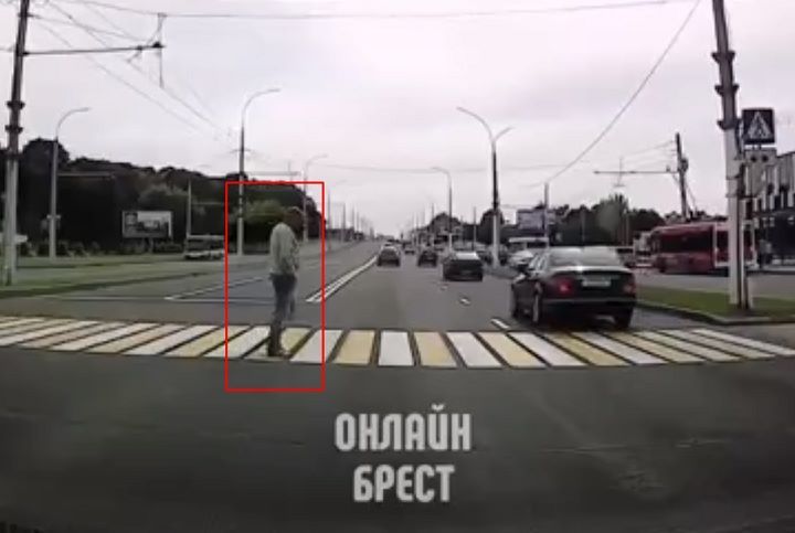 Вот так пешеход переходит дорогу возле ЦМТ в Бресте