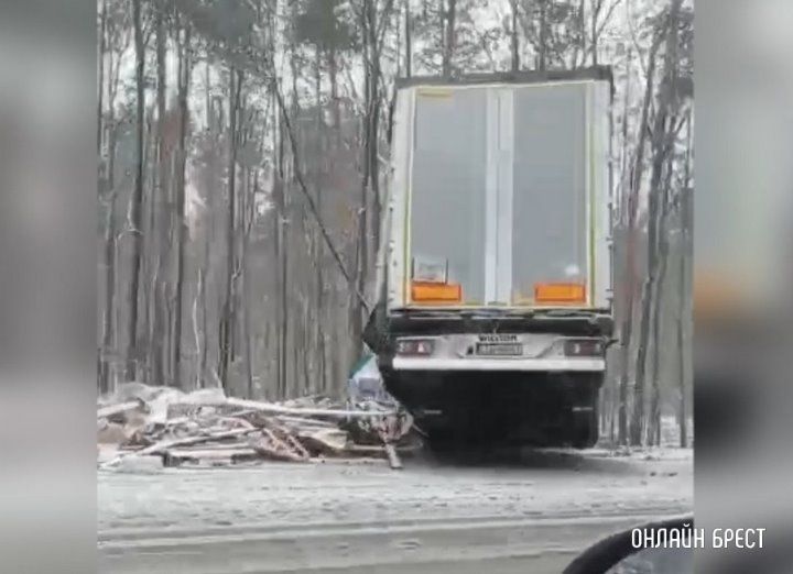 Читатель: Под Брестом фура вылетела в кювет