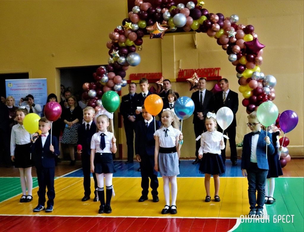 Читатель: Сегодня прошёл последний звонок в средней школе № 28 г. Бреста