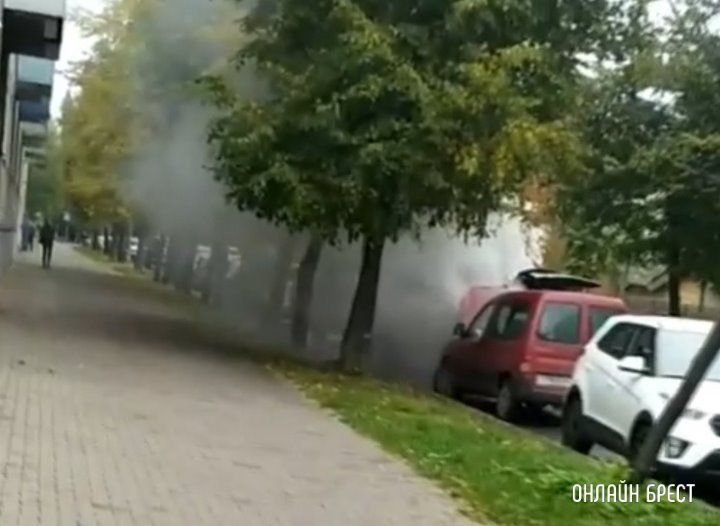 Читатель: Сегодня в Бресте на Карбышева загорелась машина