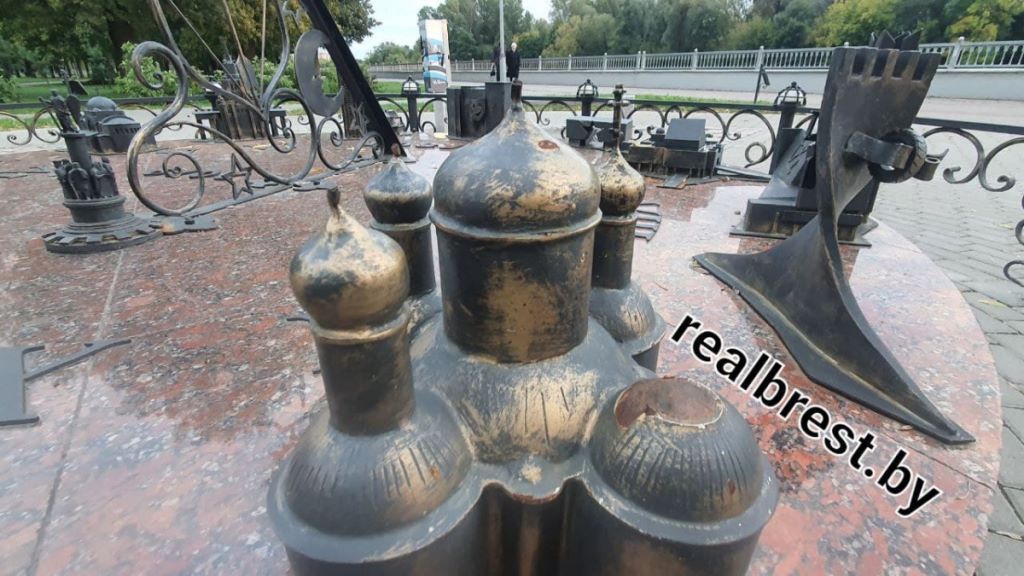 Посмотрите, что стало с солнечными часами на Набережной в Бресте