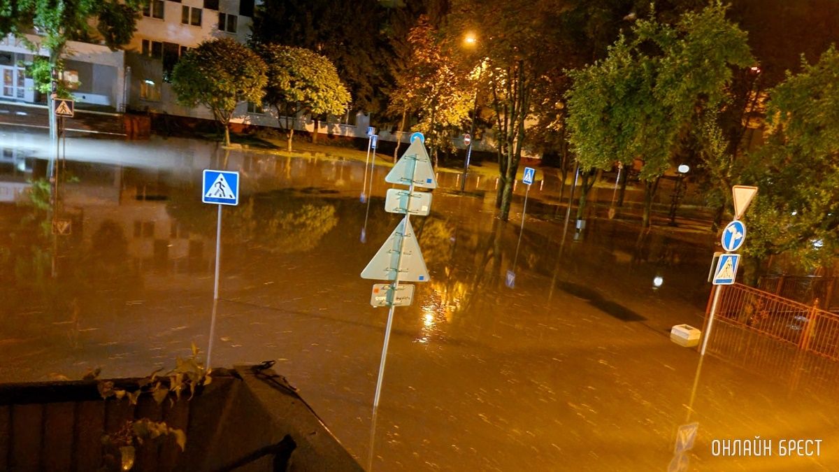 Нас затопило! Так выглядит перекресток улиц Наганова и Гоголя в Бресте