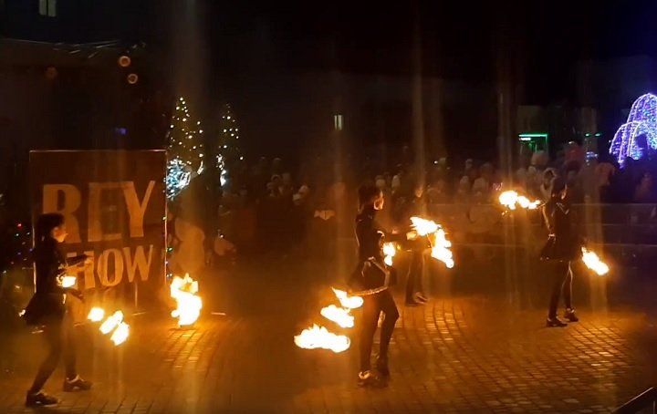 Фрагмент фаер-шоу в Жабинке на открытии Новогодней ёлки