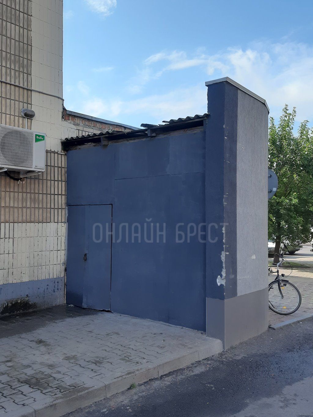 Читатель: В Бресте на ул. Ленина 4, отвалилась облицовочная плитка с 7 этажа, пробила крышу тех. помещения магазина