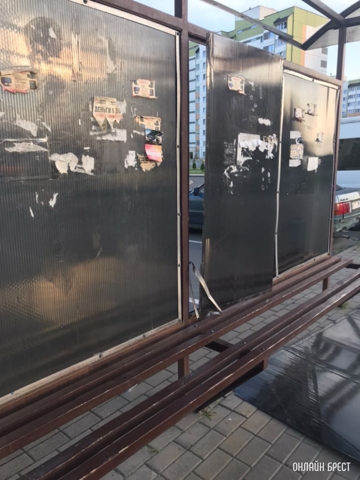 Остановка по ул. Грибоедова разваливается просто на глазах, элементарно от дождя не спрячешься в плохую погоду