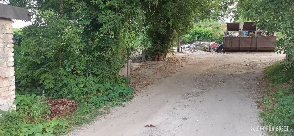 Гаражи на Генерала Попова в Бресте. Куриные кости, воняет на всю территорию