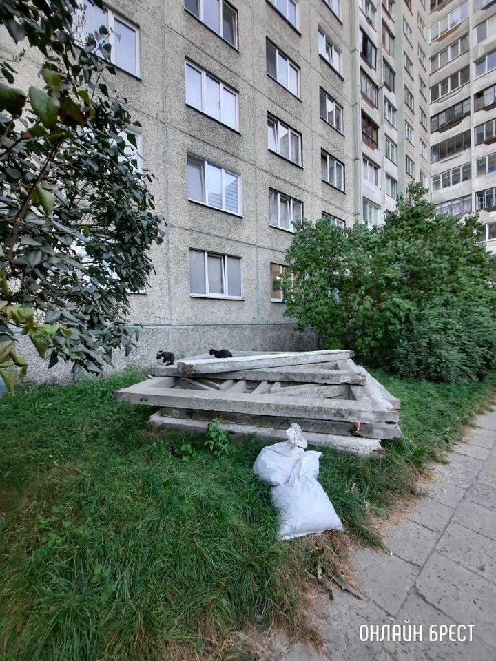 Читатель: Около 3-ёх недель назад сняли плиты,  но почему-то не убрали. Брест, улица Гаврилова, 29