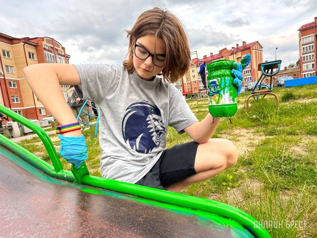 Молодые семьи города Бреста благоустраивали детскую площадку по улице Брестских дивизий