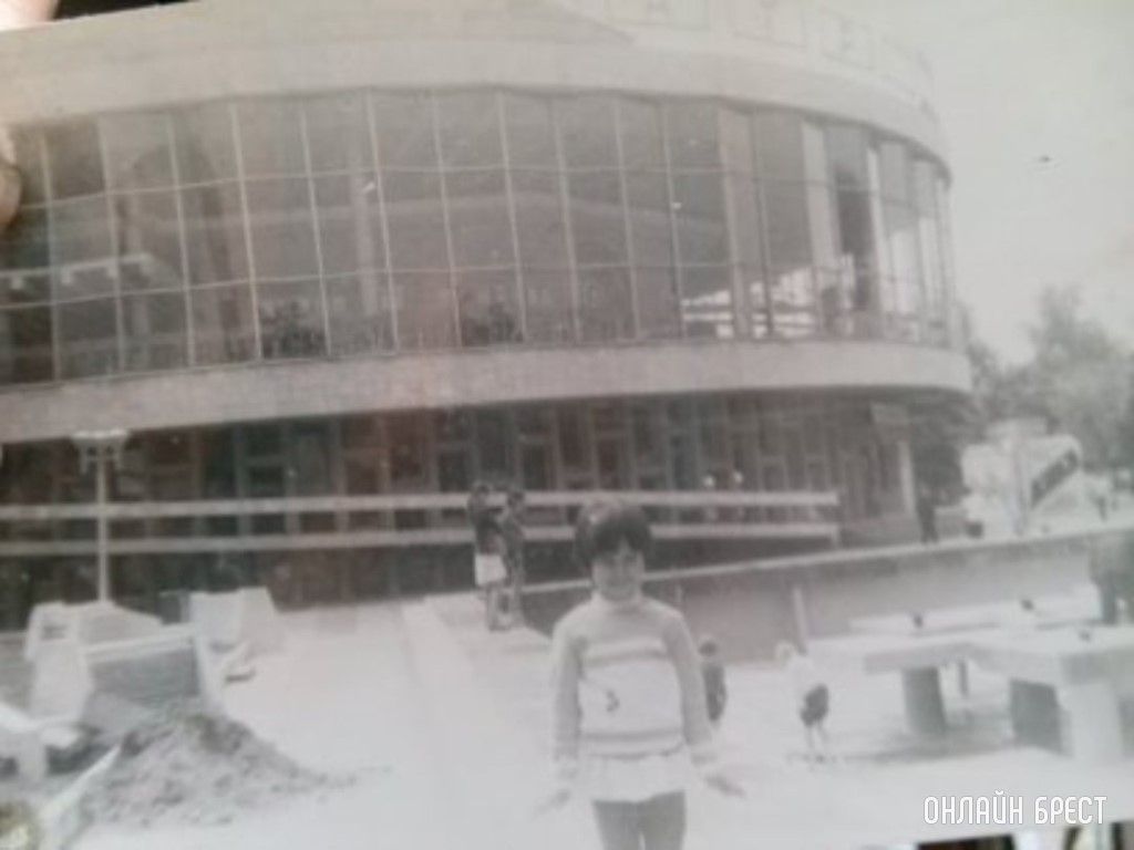 В коллекцию старых фотографий Бреста. Кинотеатр «Беларусь», примерно 1985 год. Папа любил фотографировать :)