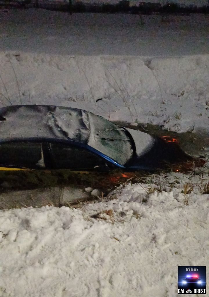 Очевидец: В Бресте автомобиль такси слетел в канаву