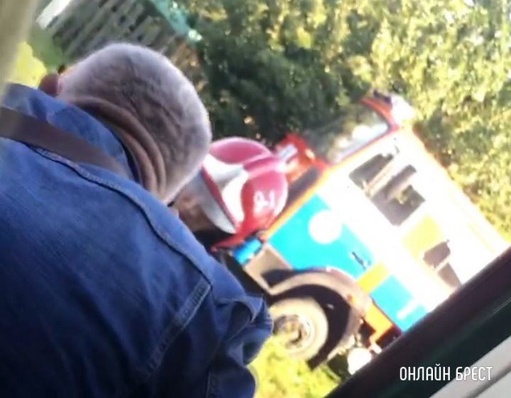 Читатель: Глазами пассажиров. Как выводили людей из поезда, который сегодня врезался в Audi.