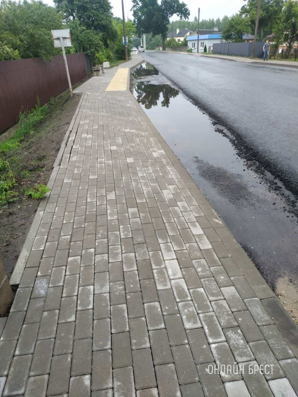 Читатель: Брест, Катин Бор, остановка. Почему здесь не закатали в асфальт? Это доставляет неудобства, особенно для пожилых людей