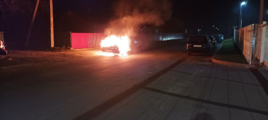 Брестская область. В Пинске возле магазина Lada горел автомобиль