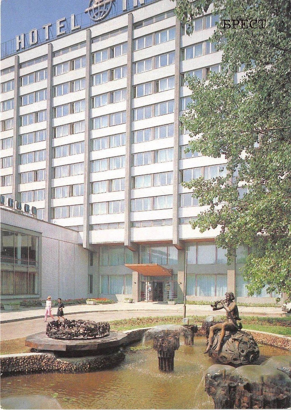 Фонтан в Бресте возле гостиницы «Интурист» - «Танцы белорусские» сегодня и в середине 80-х.