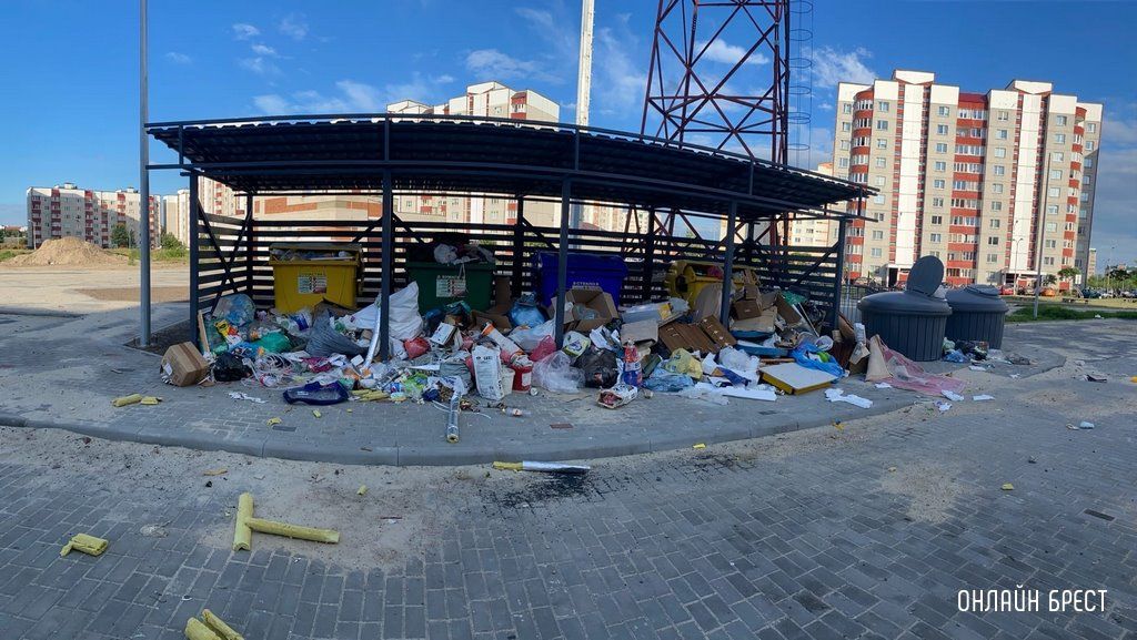 Читатель: Подскажите, куда можно обратиться? Живем в новостройке. Вот что происходит под домом. Брест, ул. Вульковская, 63