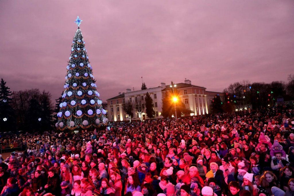 Главные ёлки Бреста в разные годы