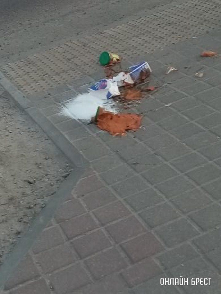 Читатель: Такие вот люди, не убрали за собой. Фото сделано вчера в Бресте на Карьерной