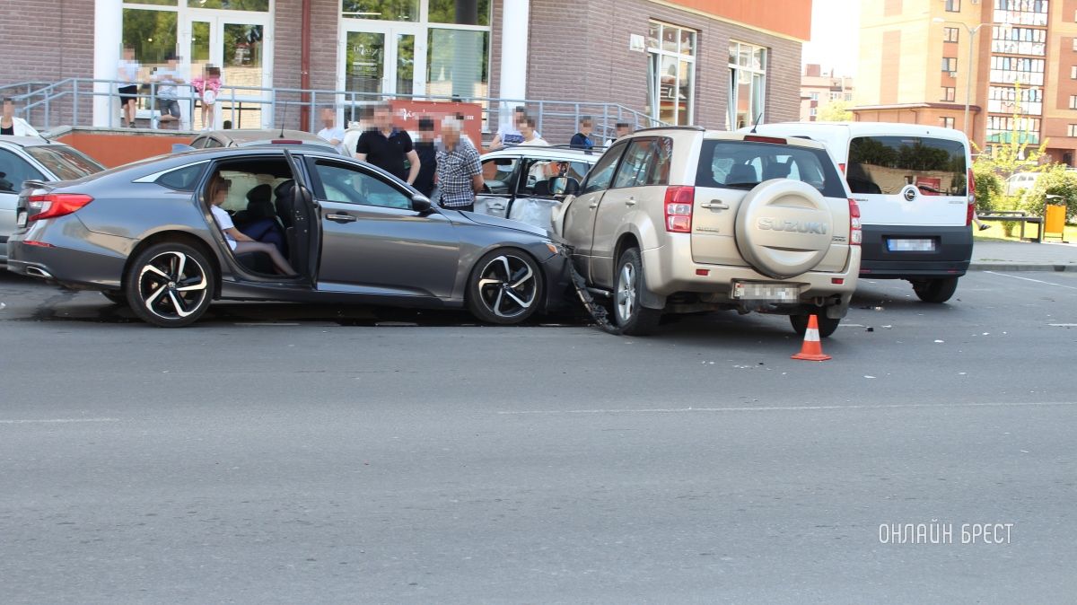 Читатель: Фото с места серьёзной аварии, которая произошла сегодня на Гоголя в Бресте