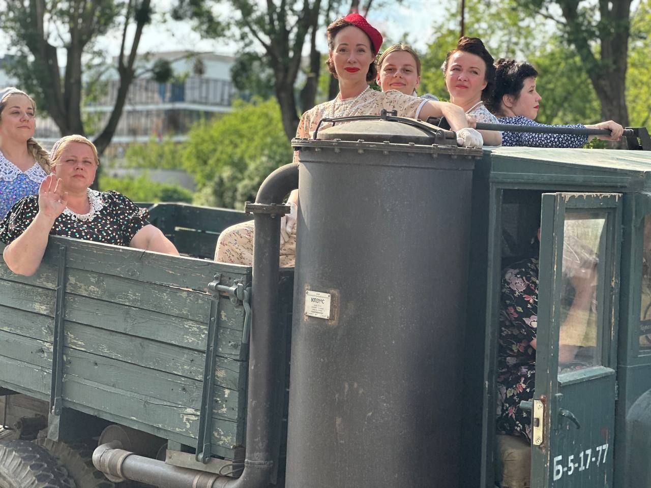 Марш реконструкторов проходит сейчас по улицам Бреста