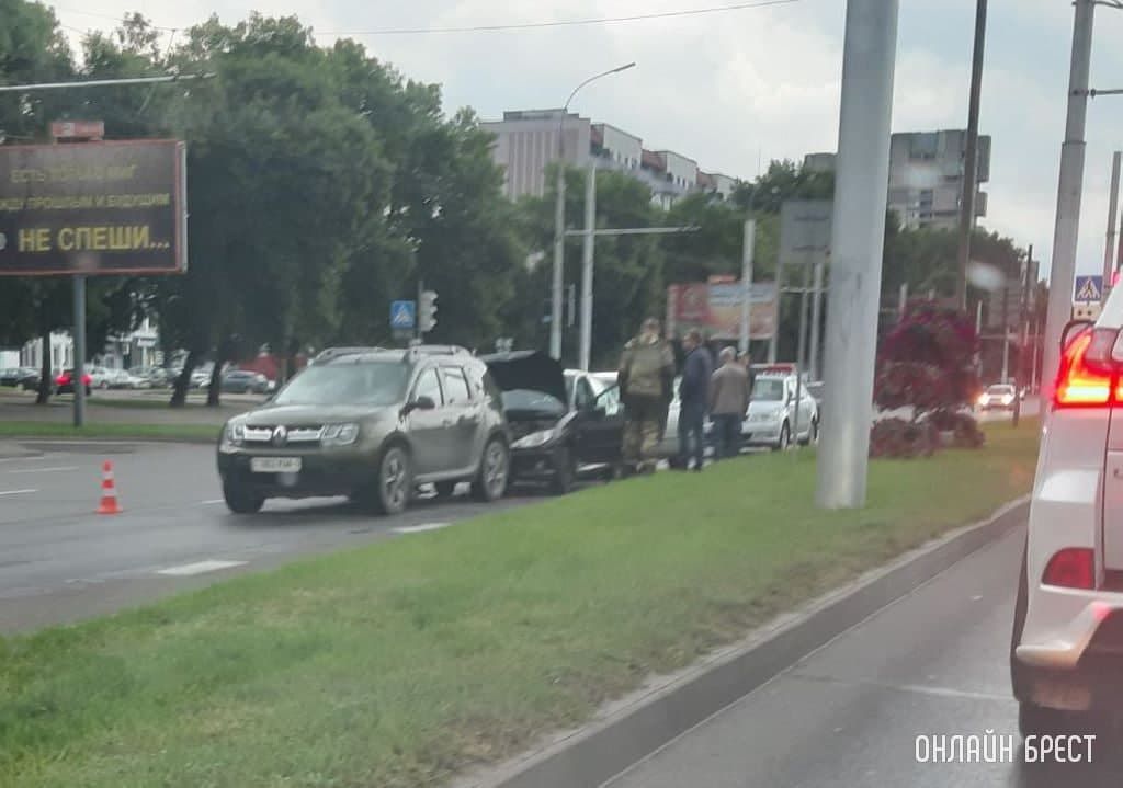 В Бресте возле ЦУМа и на Московской столкнулись автомобили