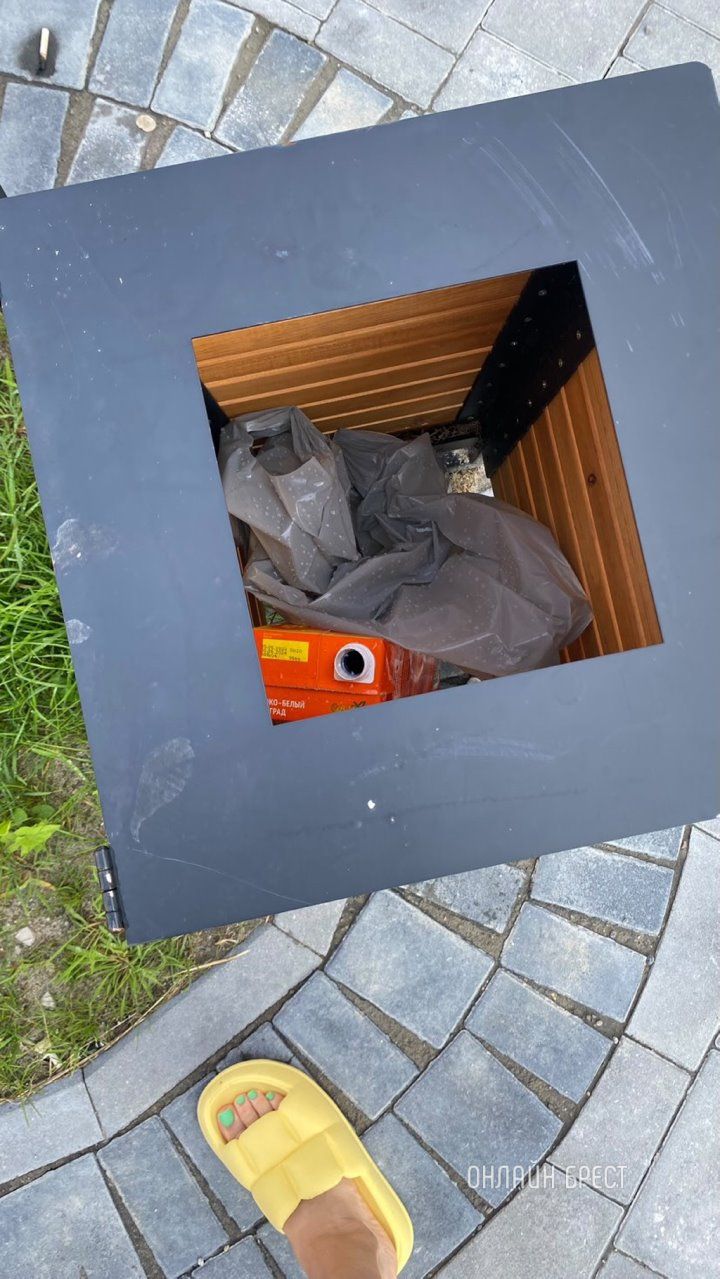 Читатель: Почему урны без дна? Или здесь должны быть мешки для мусора? Или так и должно быть? Что скажете? Брест, ул.Вульковская