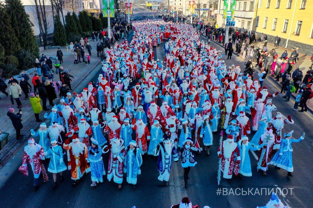 Посмотрите с высоты. Сегодня в Бресте провели рождественский парад