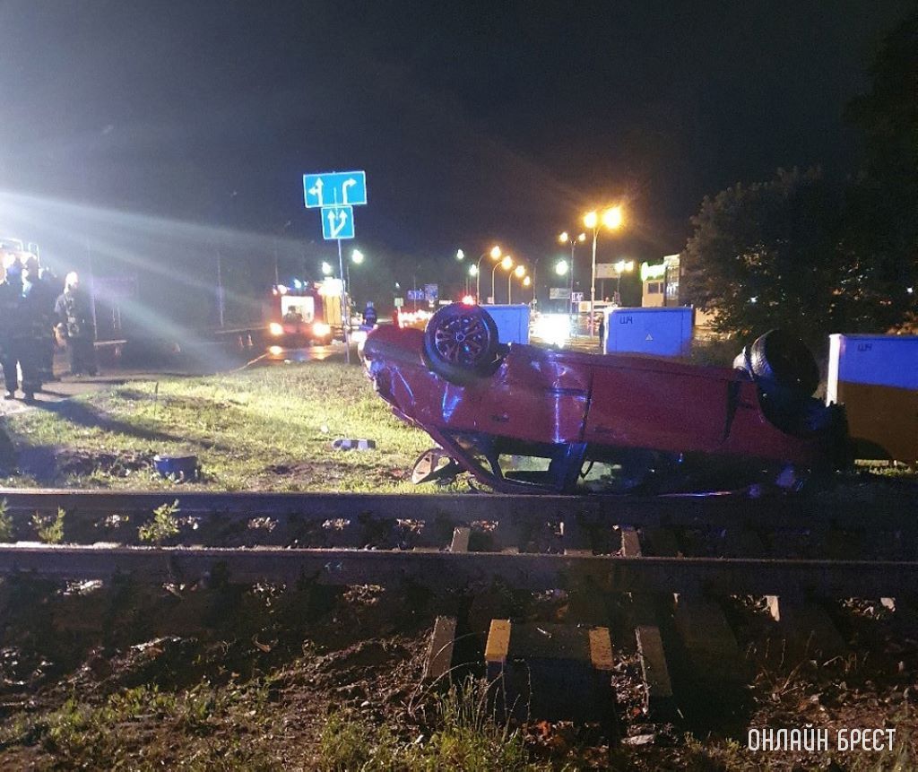 В Бресте на Красногвардейской перевернулся автомобиль. На месте происшествия работают экстренные службы