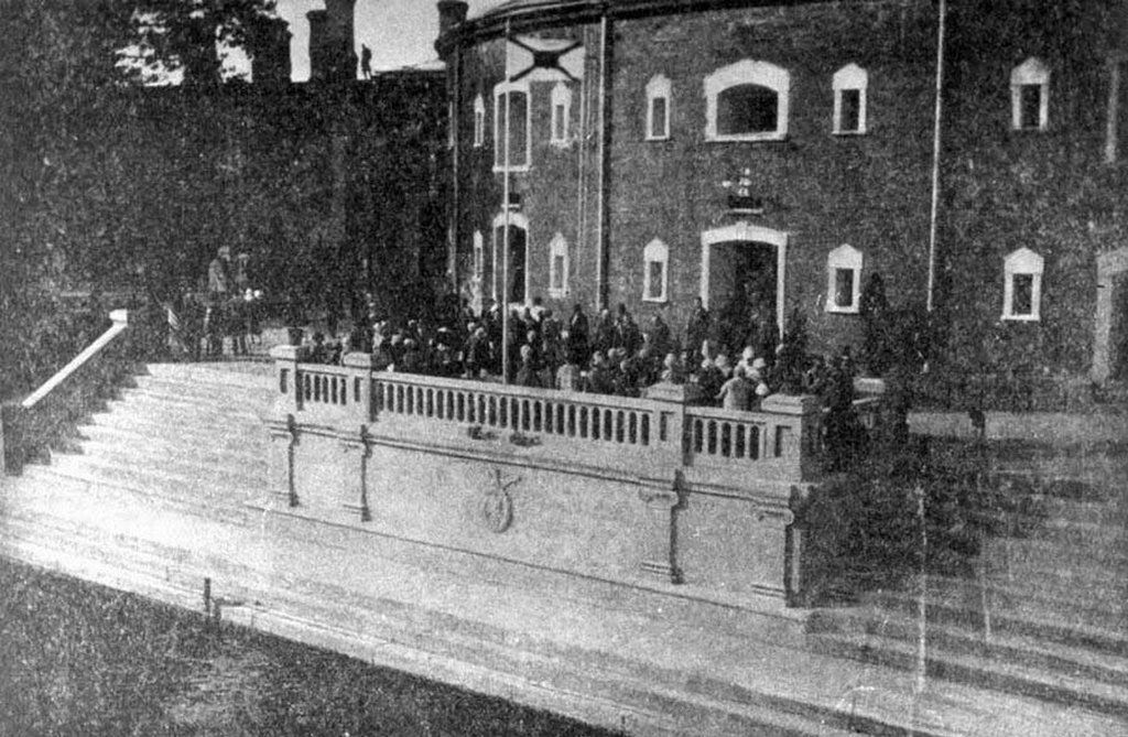 В середине 30-х годов прошлого века, на берегу Буга, возле Тереспольских ворот была построена небольшая, но красивая пристань