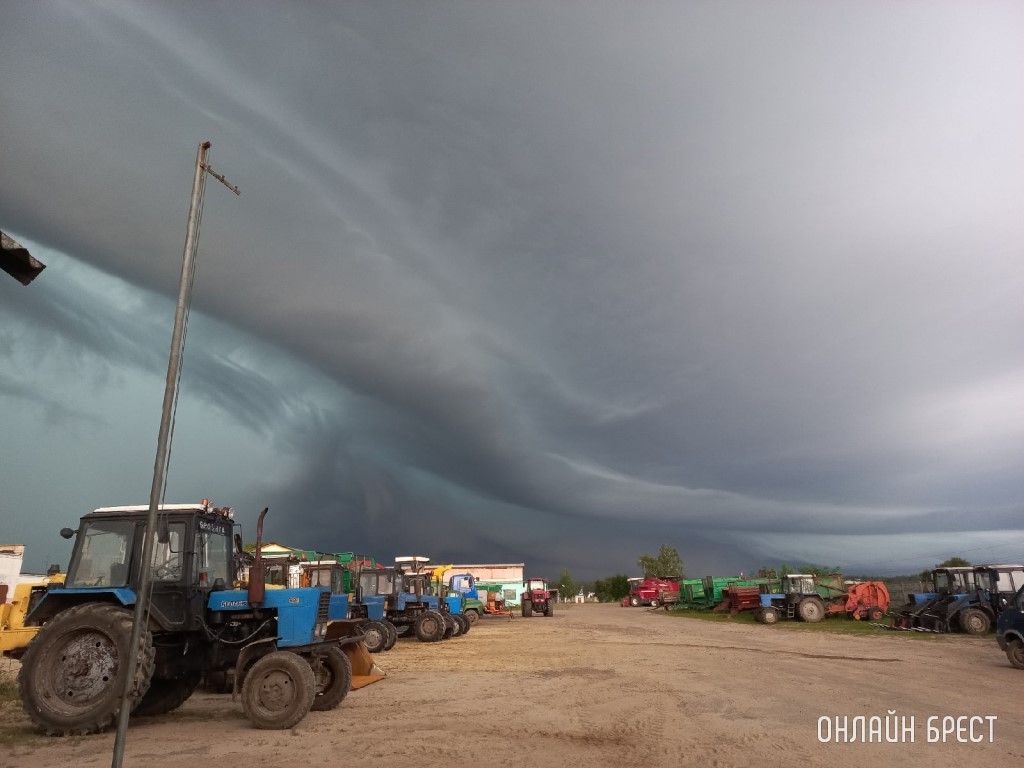 Вот так выглядело сегодня небо над Брестом