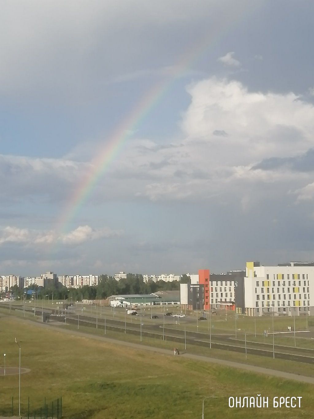 Читатель: Сегодня брестчане могли наблюдать красивую радугу. Фото сделано на ЮЗМР 5