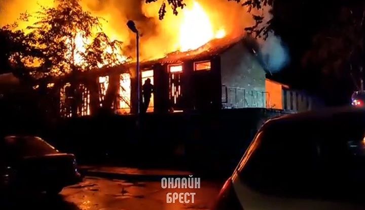 Сильный пожар произошёл этой ночью в Бресте на Гоголя. Посмотрите видео